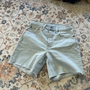 Levi’s 501 mid-thigh light wash shorts - like new